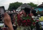 Pulang Kampung ke Solo, Jokowi Menyapa Warga Sambil Bagi-bagi Kaus Hitam