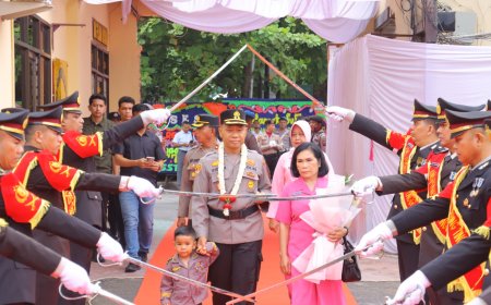 Pisah Sambut Kapolres Tebing Tinggi Diwarnai Pengalungan Bunga dan Pedang Pora