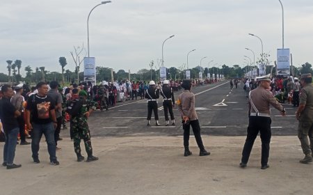Warga Antusias Menanti Kedatangan Presiden Jokowi di Sport Center