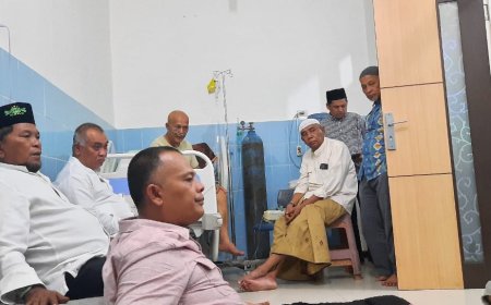 Jadwal Padat, Harun Sempatkan Jenguk Wartawan Senior Madina
