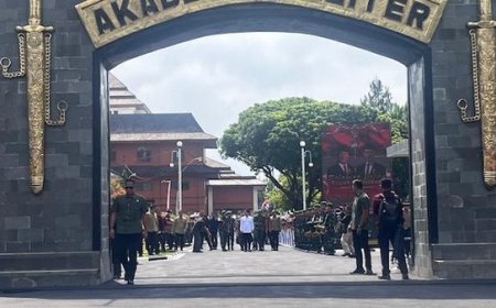 Wapres Gibran Bagi Buku dan Susu ke Warga saat Tinggalkan Akmil Magelang
