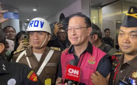 Tom Lembong, Tersangka Kasus Korupsi Gula Ditahan di Rutan Kejari Jaksel