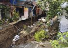 Tanggul Sungai Roboh, 52 Orang Mengungsi: 2 Rumah Rusak Berat