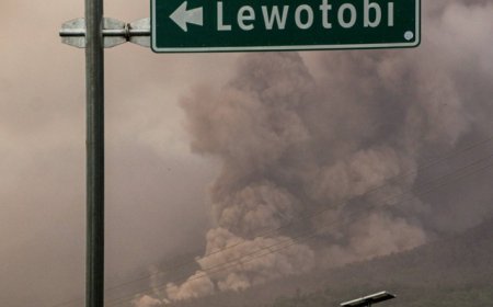 Gunung Lewotobi Laki-laki di NTT Meletus, 6 Orang Satu Keluarga Tewas