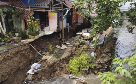 Tanggul Sungai Roboh, 52 Orang Mengungsi: 2 Rumah Rusak Berat