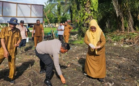 Persiapan Program Ketahanan Pangan, Kapolsek Barteng Bersama Forkopimcam dan Masyarakat Lakukan Penanaman Sekaligus Tebar Bibit Ikan Nila