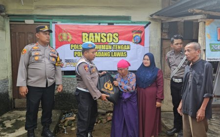 Wujudkan Pilkada Damai, Kapolsek Barteng Bersama Personel Gelar Cooling System dan Bagikan Bansos