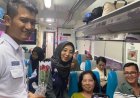 Hari Ibu, KAI Sumut Bagikan Bunga dan Bingkisan untuk Penumpang Wanita