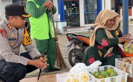 Kapolres Sidimpuan Borong Dagangan Lansia di Jalan Merdeka