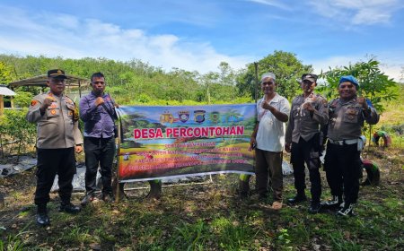 Kapolsek Barteng dan Masyarakat Gotong Royong Pasang Spanduk dan Merawat Tanaman di Desa Percontohan Ketapang