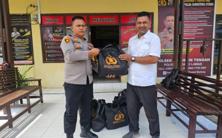 Program Jumat Berkah, Kapolsek Barteng Serahkan Bansos ke Warga Door To Door