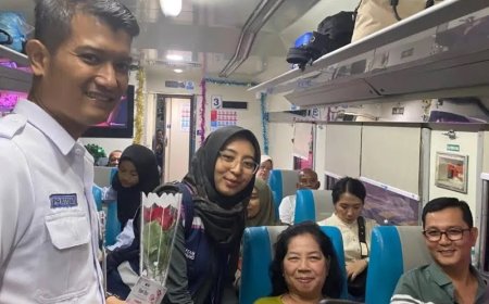 Hari Ibu, KAI Sumut Bagikan Bunga dan Bingkisan untuk Penumpang Wanita
