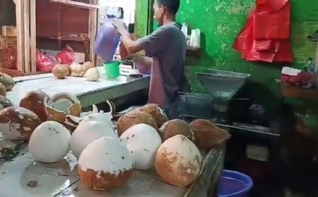 Jelang Tahun Baru, Harga Kelapa di Pasar Melambung