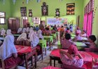 Bhabinkamtibmas Polsek Sosa Dampingi Pemberian Makanan Sehat Bergizi Gratis untuk Pelajar