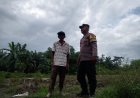 Dukung Petani Lokal, Bhabinkamtibmas Polsek Stabat Sambangi Lahan Pertanian di Desa Pantai Gemi