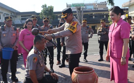Kapolrestabes Medan Pimpin Upacara Kenaikan Pangkat dan Wisuda Purna Bakti Personel