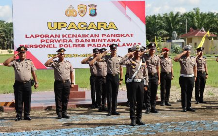 Kapolres Palas Pimpin Upacara Korps Raport Kenaikan Pangkat 20 Personel