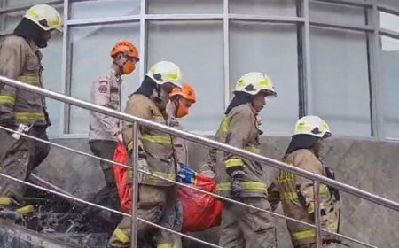 Empat Korban Tewas Kebakaran Glodok Plaza Dievakuasi