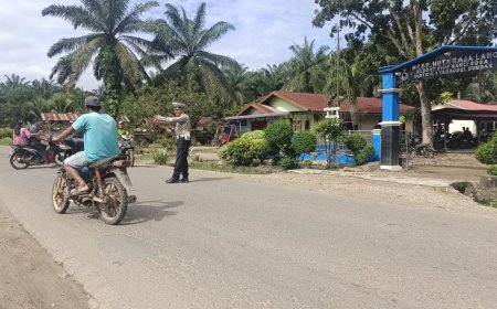 Polsek Sosa Laksanakan Pengamanan dan Pengaturan Lalulintas Depan Gereja