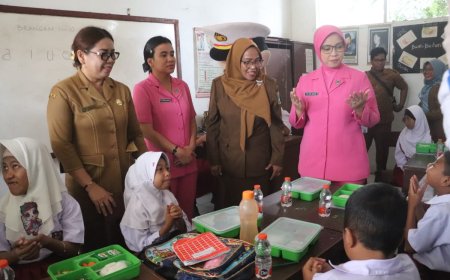 Perdana MBG di Langkat, Kapolres dan Ketua Bhayangkari Hadir Berikan Motivasi