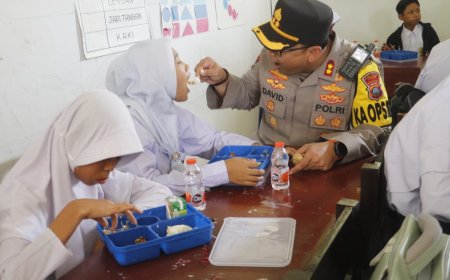 Ratusan Anak SLB di Langkat Antusias Terima Uji Coba Makan Bergizi Gratis dari Polisi
