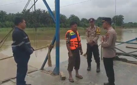 Sat Binmas dan Bhabinkamtibmas Polres Langkat Edukasi dan Sosialisasi Keselamatan Penyeberangan Getek