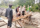 Bhabinkamtibmas, Aparat Desa, dan Warga Bangunkan Jembatan untuk Darma Ambarita
