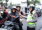 Hari Valentine, Polwan Ditlantas Polda Sumut Bagikan Cokelat kepada Pengendara dan Ajak Tertib Berlalulintas