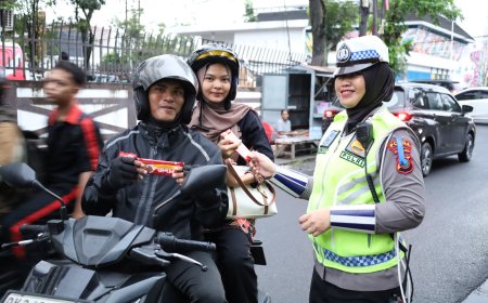 Hari Valentine, Polwan Ditlantas Polda Sumut Bagikan Cokelat kepada Pengendara dan Ajak Tertib Berlalulintas