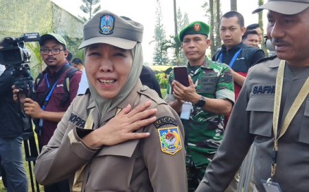 Khofifah Ngaku Pertama Kali Kenakan Seragam Satpol PP