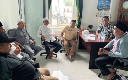 Wakil Walikota Padangsidimpuan H Harry Pahlevi Harahap (kanan), bersama Kadis Perdagangan, Koperasi dan UMKM Gustomi Hamonangan Siregar (kanan tiga) saat berdiskusi di Masjid Raya Al Abror Padangsidimpuan terkait persiapan PRF tahun 2025. (Foto: Khairul A