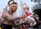 Bak Tokoh Perwayangan, Polisi di Pemalang Bagikan Takjil Kenakan Kostum Wayang Orang