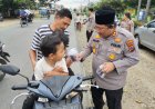 Kapolres dan Wakapolres Bagi Takjil Gratis Kepada Masyarakat