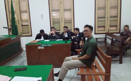 Mantan pemain Timnas Indonesia U-20, Irfan Raditya, saat menjalani sidang di PN Medan. (Foto: Gs/Nusantaraterkini.co)