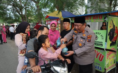 Kapolres Padang Lawas Bagikan Takjil, Warga Sambut dengan Antusias