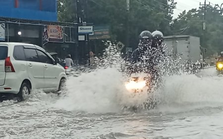 Akibat Drainase Buruk, Jalanan Depan kantor DPUTR Pemalang Tergenang Banjir