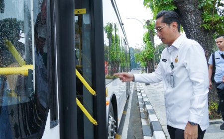 Dukung Program One Day No Car, Rico Waas Pergi Kerja ke Balai Kota Naik Bus Listrik