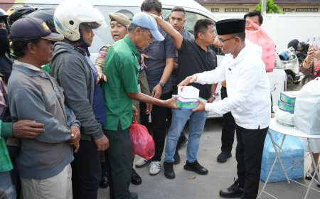 Wakil Wali Kota Medan Berbagi Makanan Berbuka Puasa Untuk Driver Ojol dan Warga