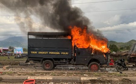 Syukuran Bupati Jayawijaya Ricuh, 6 Orang Terluka 7 Kendaraan Polisi Dibakar