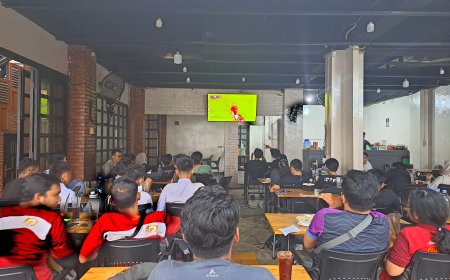 Warga Medan Ramaikan Nobar Timnas Indonesia VS Australia Sambil Ngabuburit