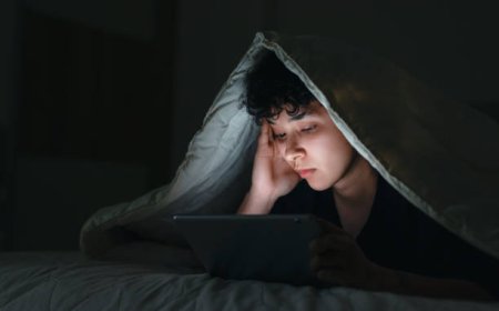 Awas, Penggunaan Ponsel Berlebihan Bisa Pengaruhi Kualitas Tidur