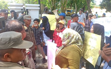 Puluhan Nelayan Desa Perlis Langkat Geruduk Kantor DPRD, Desak Copot dan Tangkap Oknum Kadus