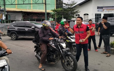 Anggota DPRD Sumut Fraksi PDIP, Jonatan Tarigan Bagikan 1000 Takjil ke Warga Binjai