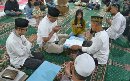 Bobby Nasution Serahkan Zakat Fitrah dan Bagi Bingkisan di Saentis
