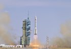 Lakukan Misi Luar Angkasa Selama Enam Bulan: China Luncurkan Wahana Antariksa Berawak Shenzhou-20