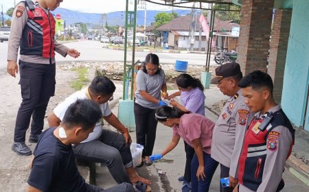 Personel Pos Pelayanan Simpang 4 HKBP Bolon Polres Samosir Bantu Pengendara Terjatuh