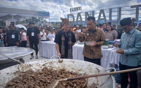 Bobon Santoso Gelar Mangan Banggal di Parapat, Ribuan Masyarakat Padati Lokasi