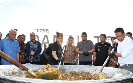 Gubernur Sumut dan Bupati se-Kawasan Danau Toba Ikuti Mangan Baggal di Pantai Bebas Parapat