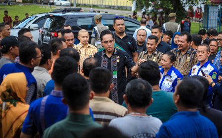Tinjau Jalan Rusak dan Tanah Amblas di Pasar Induk Lau Cih, Rico Waas: Minggu Depan Jalan Akan Diperbaiki