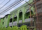 Medan Diguyur Hujan Deras, Material Atap Gedung UNIVA Beterbangan ke Jalan Sisingamangaraja